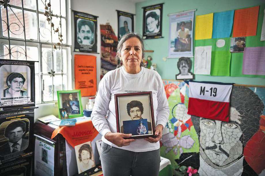 Luz Marina Hache sostiene la foto de su esposo Eduardo Loffsner, militante del M-19.
