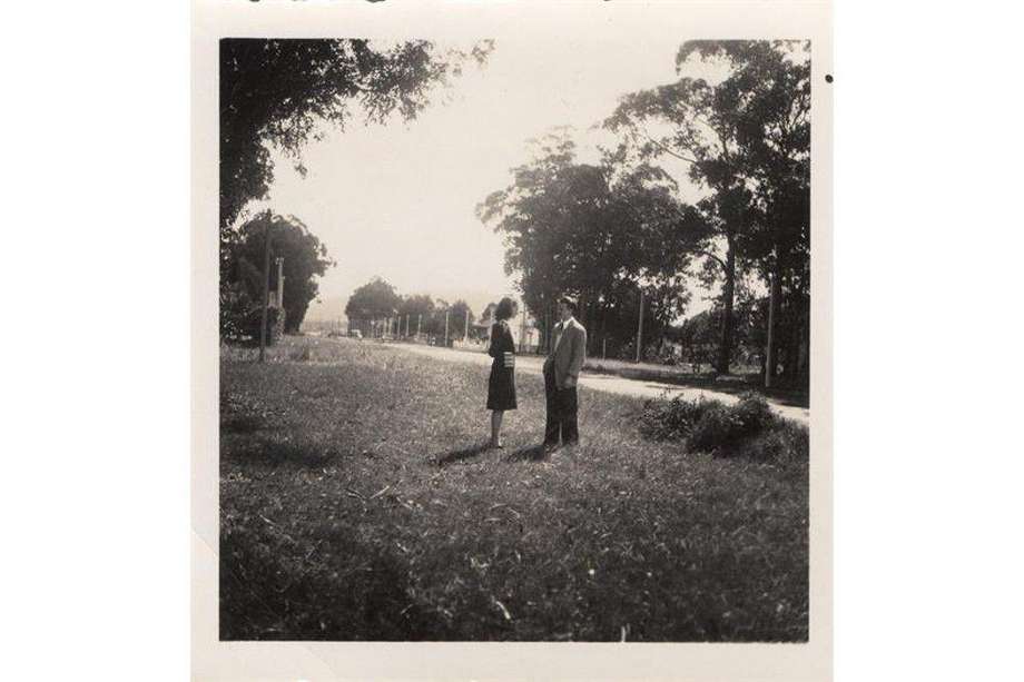 Reproducción de una fotografía de archivo cedida por la productora Coral Films que muestra a la pareja compuesta por Luz López y el célebre escritor uruguayo Mario Benedetti.