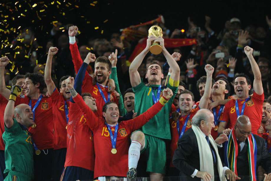 Iker Casillas levanta la Copa del Mundo luego de que España venciera 1-0 a Holanda en la final del Mundial de Sudáfrica 2010.