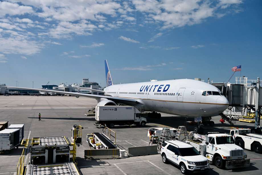 Imagen de referencia de un Boeing 777/200 de United Airlines, parqueado en el Aeropuerto Internacional de Denver, en Estados Unidos. 