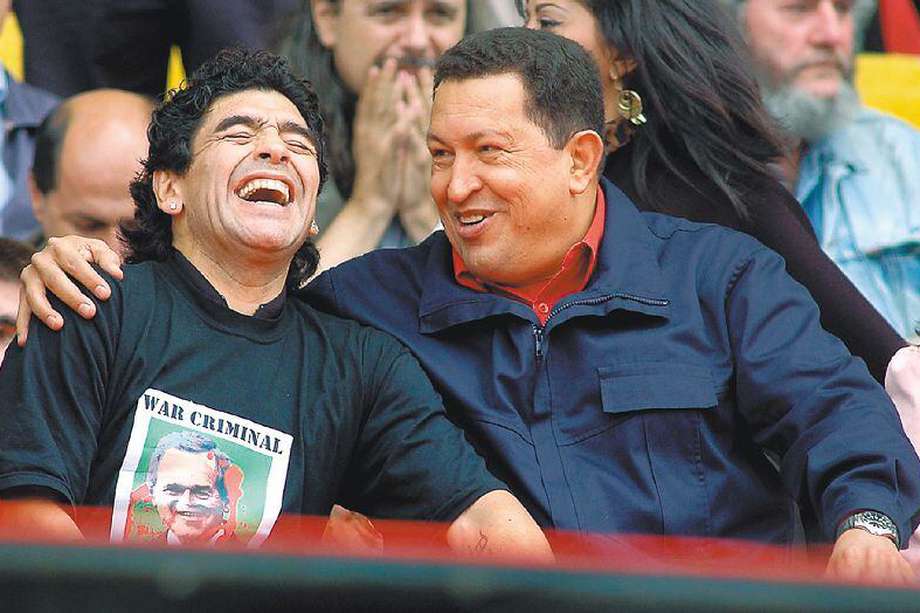 (FILES) In this file photo taken on November 04, 2005 Venezuelan President Hugo Chavez (R) jokes with Argentinian former football star Diego Armando Maradona during the "People's Summit" massive rally against the IV Summit of the Americas, in Mar del Plata, Argentina. Argentinian football legend Diego Maradona passed away on November 25, 2020. / AFP / STR
