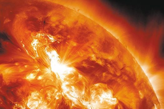 Mientras el sol en su superficie visible alcanza una temperatura de 5.538 °C (10.000 °F), a su alrededor la atmósfera puede alcanzar una temperatura 200 a 500 veces mayor llegando hasta más de un millón de grados Celsius.
