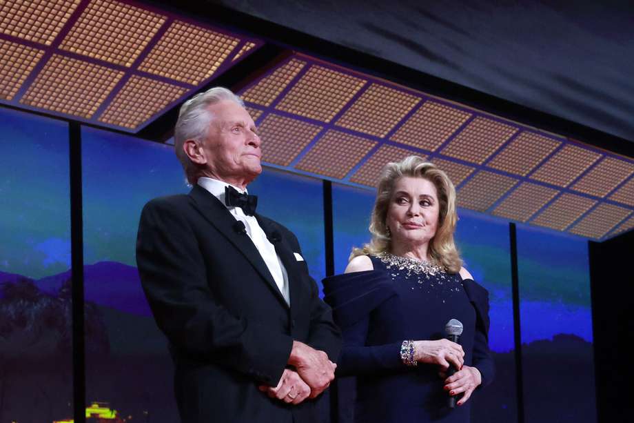 Michael Douglas en el escenario junto a Catherine Deneuve durante la Ceremonia de Apertura del 76º Festival Anual de Cine de Cannes.
