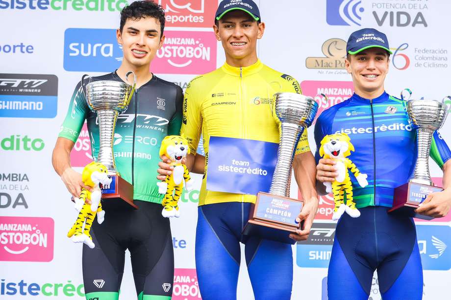 Héctor Ferney Molina (cent.), campeón de la Vuelta a la Juventud 2024. Diego Pescandor (izq.) quedó subcampeón y Jaider Muñoz (der.) fue tercero.
