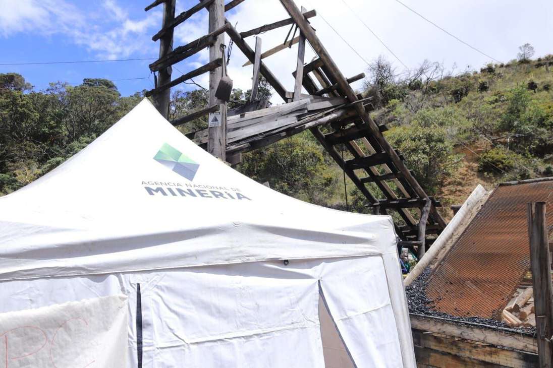 Según el reporte oficial de la Gobernación de Cundinamarca, la causa del accidente fue una explosión de carbón subterránea en la mina.