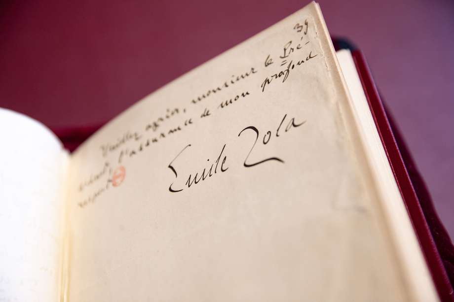 El manuscrito original del artículo "J'accuse... !" por el escritor francés Emile Zola durante el asunto Dreyfus se encuentra en exhibición en el sitio Richelieu de la Biblioteca Nacional de Francia en París, Francia. EFE/EPA/TERESA SUAREZ
