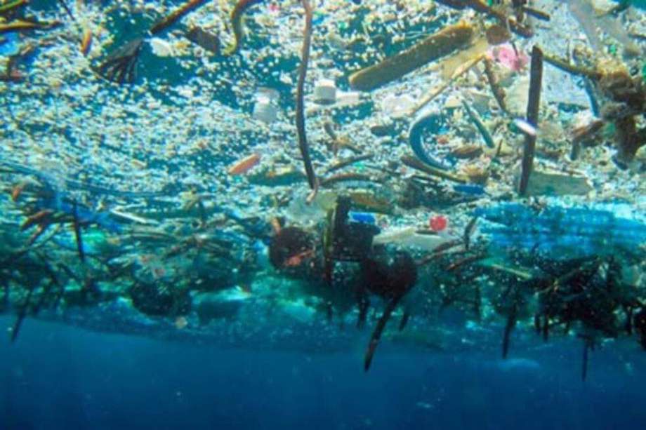 Se estima que cada año entran en el mar de 5 a 13 millones de toneladas de plástico.