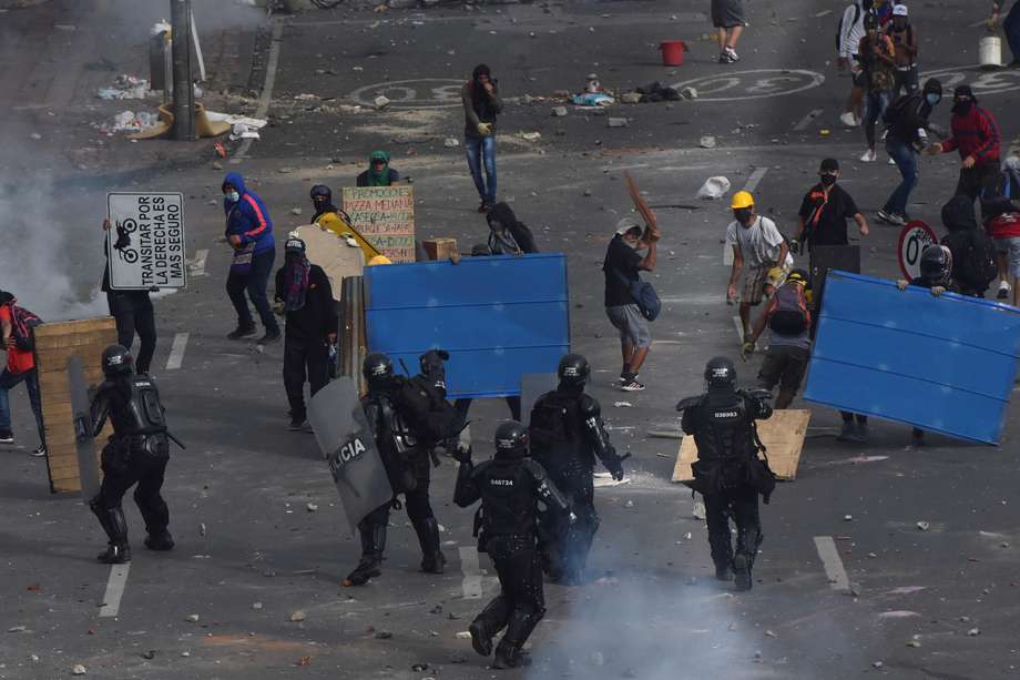 Manifestantes se enfrentan con miembros del Escuadrón Móvil Antidisturbios (Esmad) durante las protestas del 3 de mayo de 2021 en Cali (Colombia).