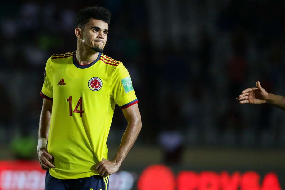 Luis Díaz de Colombia se lamenta  al final de un partido de las eliminatorias sudamericanas para el Mundial de Catar 2022 entre Venezuela y Colombia, en el estadio Cachamay en Puerto Ordaz (Venezuela). // EFE-Rayner Peña

