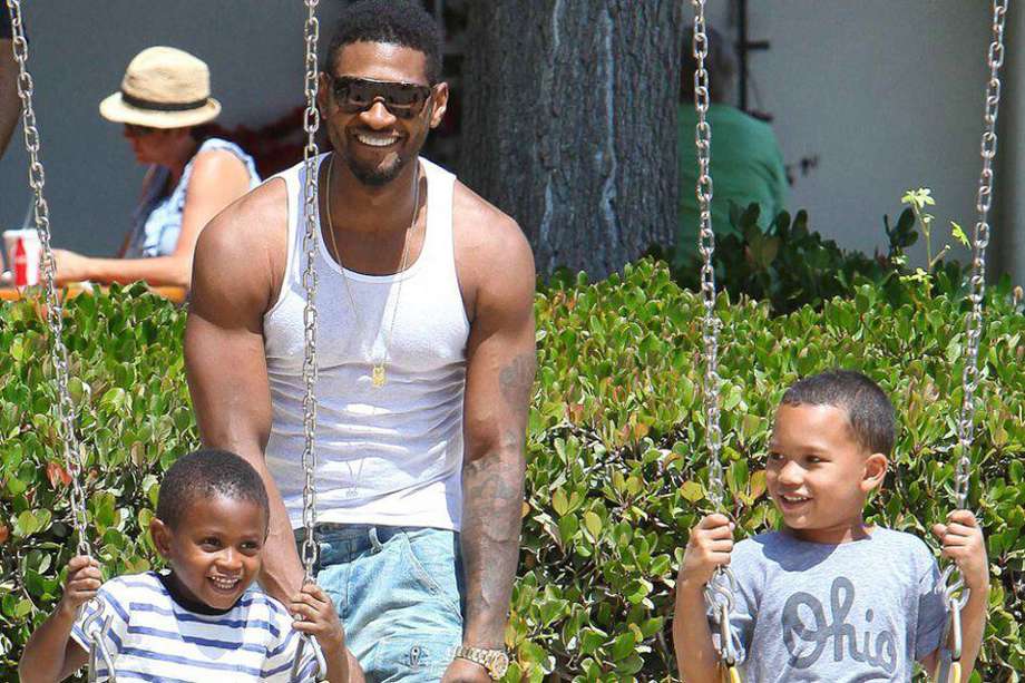 Usher con sus hijos Usher V y Naviyd.  / Bang Showbiz