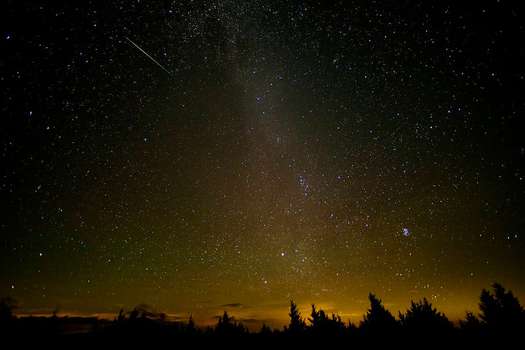 Un meteoro surca el cielo durante la lluvia anual de Perseidas. Esta imagen corresponda al evento del 12 de agosto de 2016. 