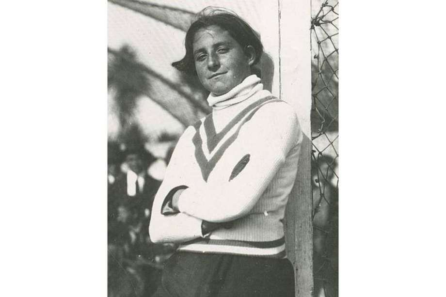 Se ha dicho que Irene González Basanta fue la primera mujer que jugó fútbol como portera del equipo español que ella misma creó: Irene F.C., en un torneo de fútbol masculino en La Coruña.