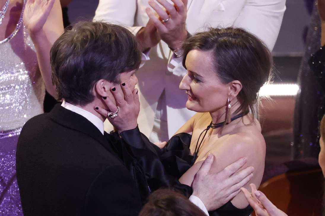Los Angeles (United States), 10/03/2024.- Cillian Murphy (L) is embraced by his wife Yvonne McGuinness (R) after winning the Oscar for Best Actor In A Leading Role during the 96th annual Academy Awards ceremony at the Dolby Theatre in the Hollywood neighborhood of Los Angeles, California, USA, 10 March 2024. The Oscars are presented for outstanding individual or collective efforts in filmmaking in 23 categories. EFE/EPA/CAROLINE BREHMAN