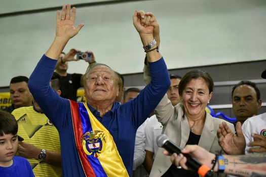 El candidato a la presidencia de Colombia, Rodolfo Hernández, levanta sus brazos junto a Íngrid Betancourt, candidata presidencial hasta este viernes, durante un acto de campaña en la ciudad de Barranquilla (Colombia). EFE
