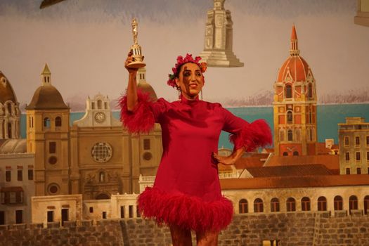 Rossy de Palma recibiendo el India Catalina en el Teatro Adolfo Mejía.