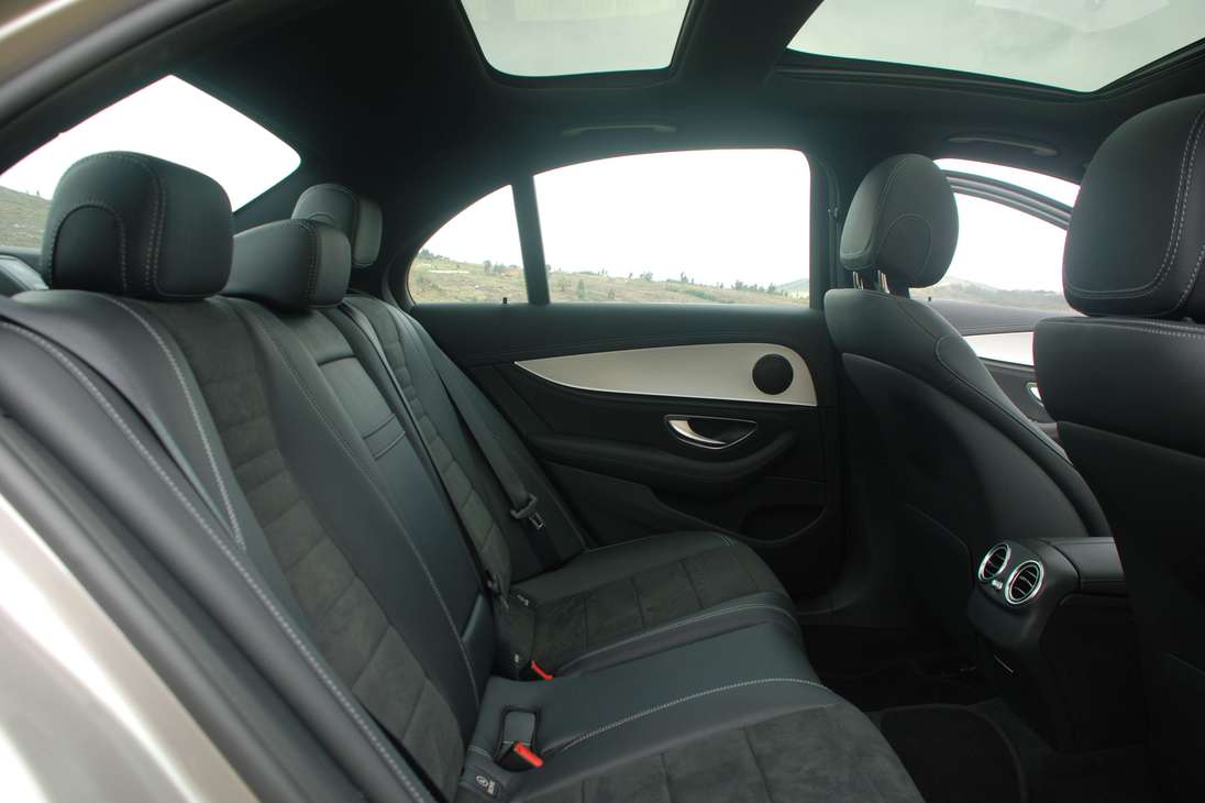 En toda la consola e incluso en las puertas, el sistema diseñado por Mercedes hace que con tan solo volver al comando de “Hey Mercedes”, se puedo personalizar el interior del vehículo con 64 colores distintos.