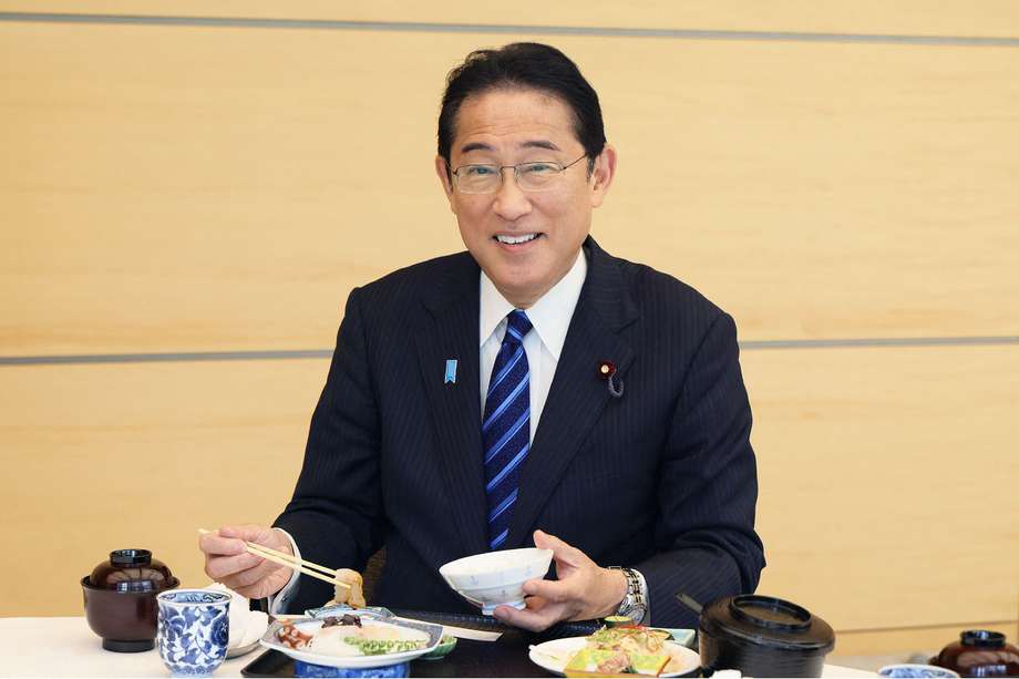 El primer ministro japonés, Fumio Kishida, posa mientras come marisco de la prefectura de Fukushima en la oficina del primer ministro en Tokio. El primer ministro de Japón comió lo que llamó pescado "seguro y delicioso" de Fukushima el 30 de agosto, días después de que se liberaran aguas residuales de la averiada planta nuclear de la zona en el Pacífico.