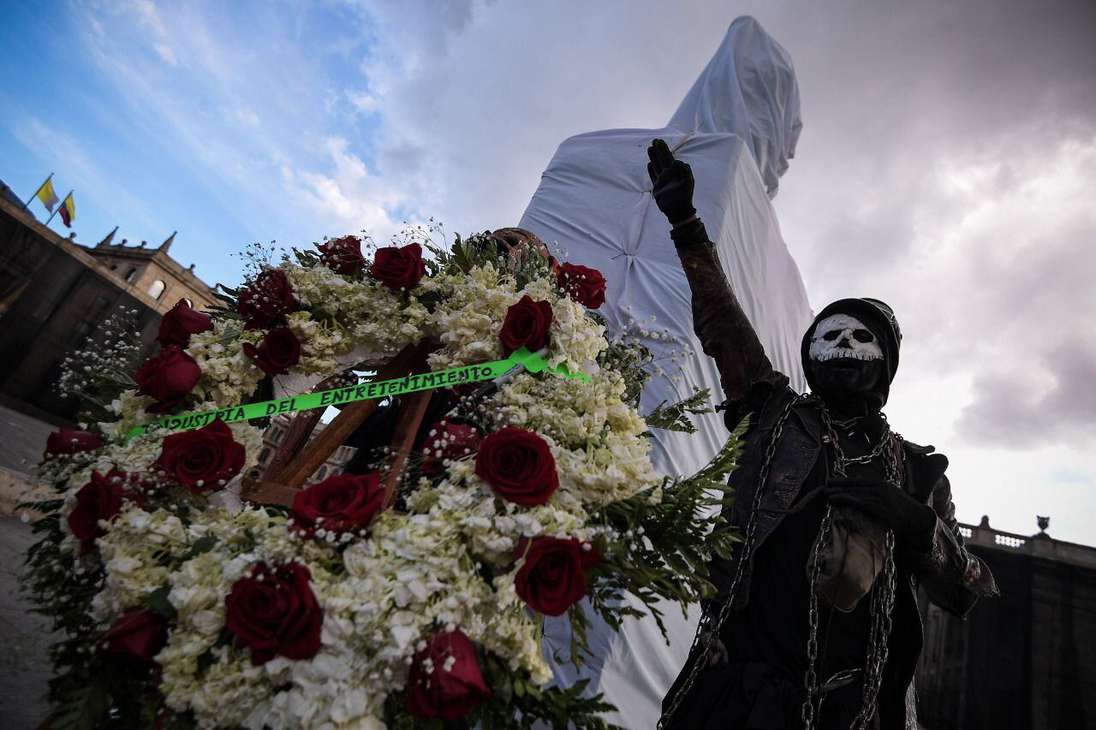 La protesta incluyó velas, flores, velones, coronas fúnebres y personas disfrazadas de la muerte.