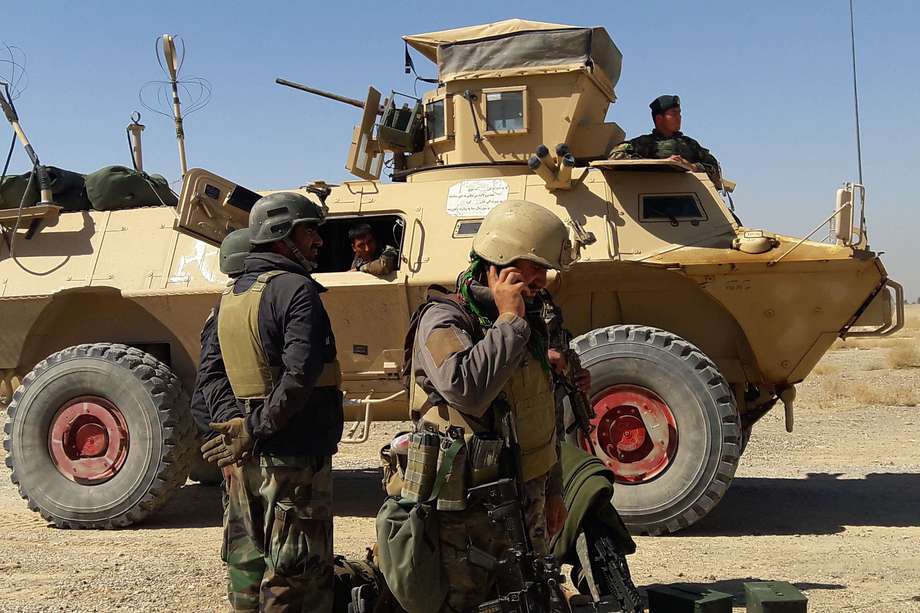 En esta foto de archivo tomada el 5 de mayo de 2021, las fuerzas de seguridad afganas se encuentran cerca de un vehículo blindado durante los combates en curso entre las fuerzas de seguridad afganas y los combatientes talibanes en el área de Busharan, en las afueras de Lashkar Gah, la capital de la provincia de Helmand