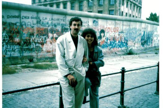 Bernardo Jaramillo y Mariela Barragán en el Muro de Berlín. / Archivo personal de Mariela Barragán