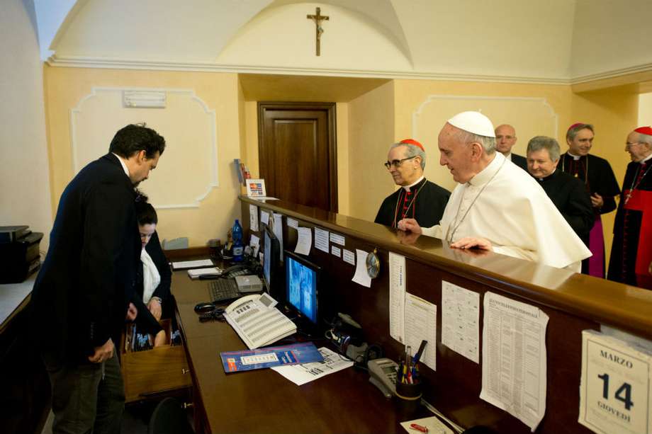 El papa Francisco pagando la cuenta en la residencia Paulus VI tras terminar el cónclave. / AFP