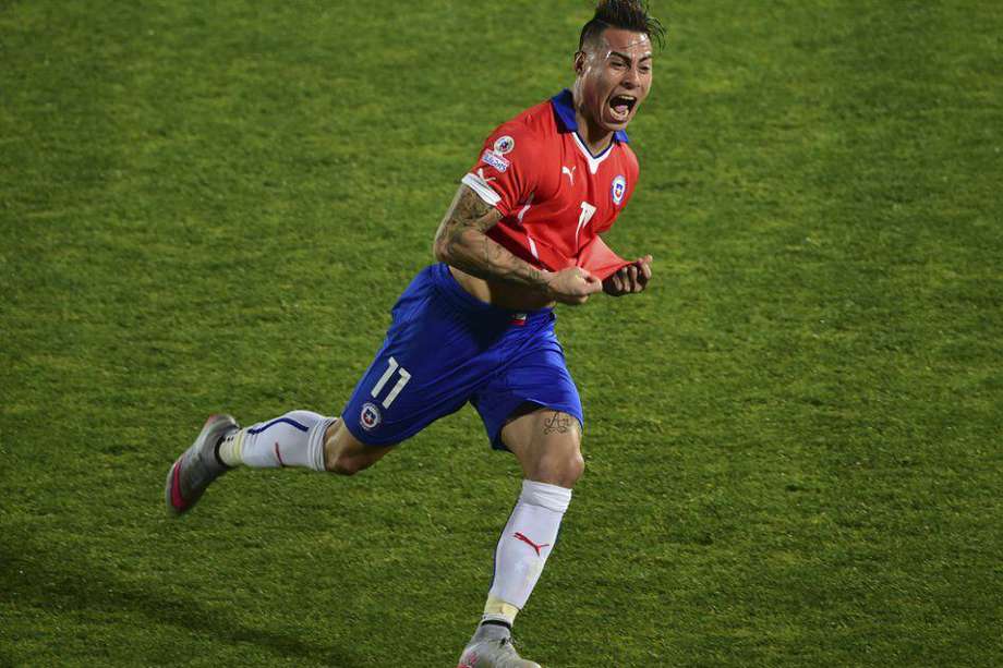 Eduardo Vargas celebra su segundo gol contra la selección peruana. Foto: AFP