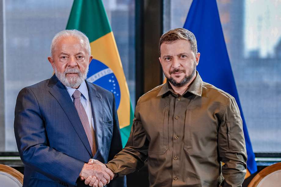 Fotografía cedida por la presidencia de Brasil del presidente de Brasil, Luiz Inácio Lula da Silva (izq.), durante un encuentro con el presidente de Ucrania, Volodymyr Zelensky, hoy en Nueva York (EE. UU). 
