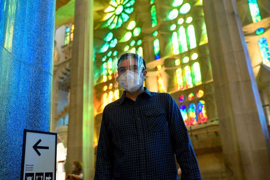 El turismo se ha reactivado en España por cuenta de la relajación de medidas de contención del coronavirus. En la foto, un turista en la catedral de la Sagrada Familia en Barcelona. / AFP