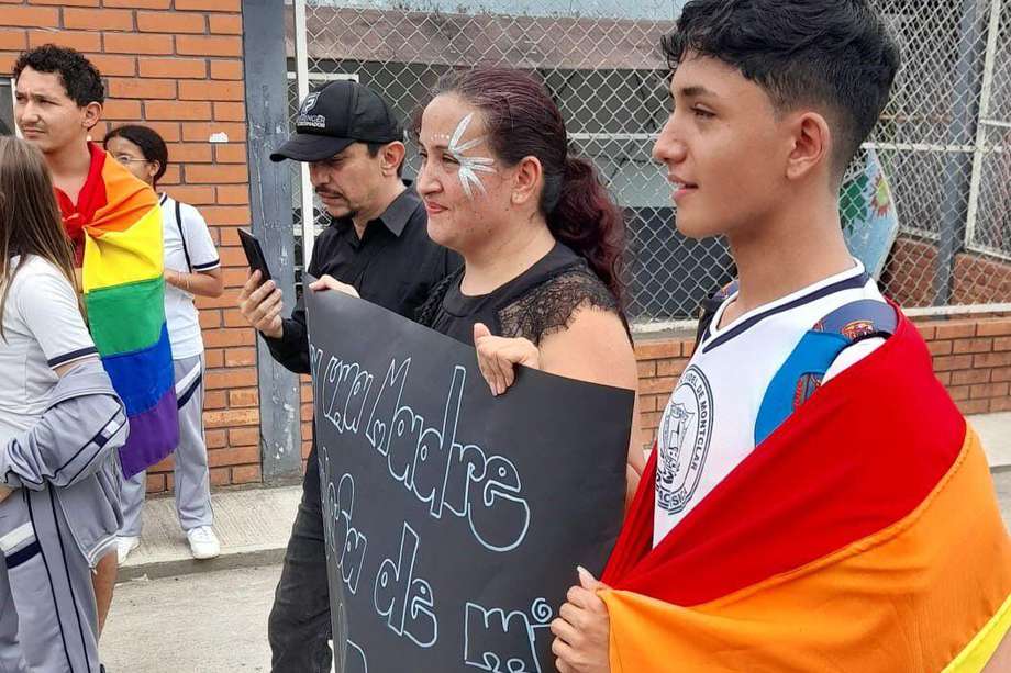 Lilia Sánchez y su hijo Nicolás Zapata se manifestaron pacíficamente frente las instalaciones del colegio.
