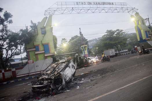 Esta imagen muestra un automóvil incendiado afuera del estadio Kanjuruhan en Malang, donde al menos 127 personas murieron tras la invasión de fanáticos al campo de fútbol.