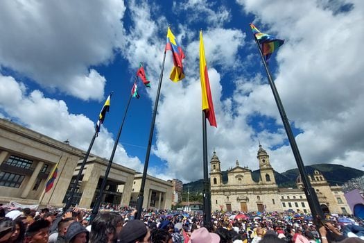 Rostros y rastros conducían a la Plaza de Bolívar, las calles eran un completo carnaval del pueblo, de la Colombia profunda que con orgullo y dignidad por primera vez estaban en un acto tan solemne como el cambio de mando presidencial.