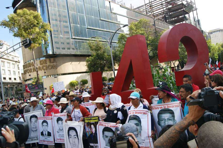 Las protestas por la desaparición de los 43 estudiantes han estado fuertemente apoyadas por la Escuela Normal Rural Raúl Isidro de Burgos, México. El caso sigue sin resolverse.