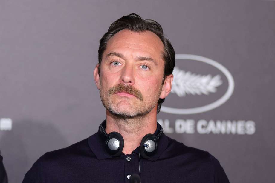Jude Law asiste a la conferencia de prensa de 'Firebrand' durante la 76ª edición del Festival de Cine de Cannes, en Cannes, Francia, el 22 de mayo de 2023.