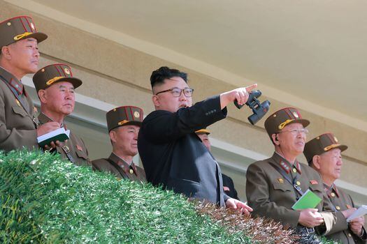 El presidente norcoreano, Kim Jong-un, en una ceremonia con el ejército de su país. La tensión con EE.UU. sigue.  / AFP