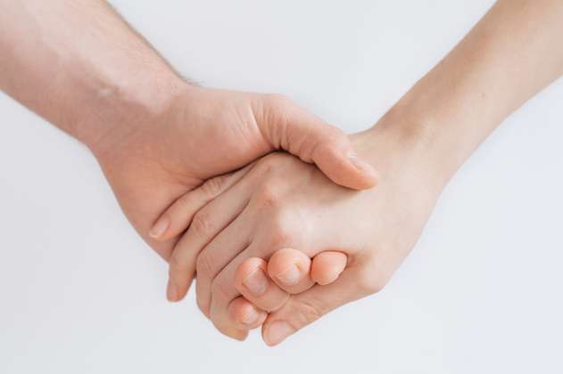 ¿Qué causa la descamación de la piel de las manos?