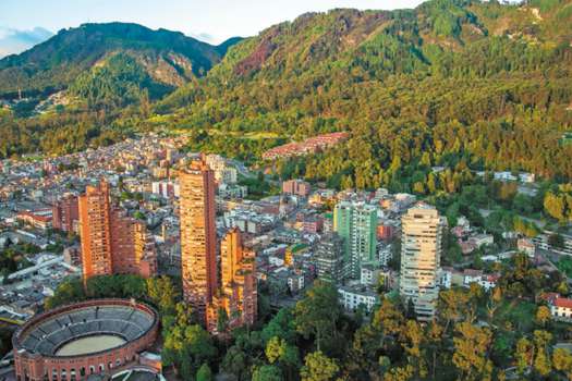 Bogotá, que cuenta con más de 7 millones de habitantes, contribuye con más del 20 % de la generación de valor agregado de la economía colombiana.
