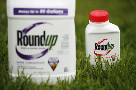 El glifosato es comercializado bajo la marca RoundUp, fabricada por Monsanto, ahora propiedad de la multinacional Bayer. / Bloomberg