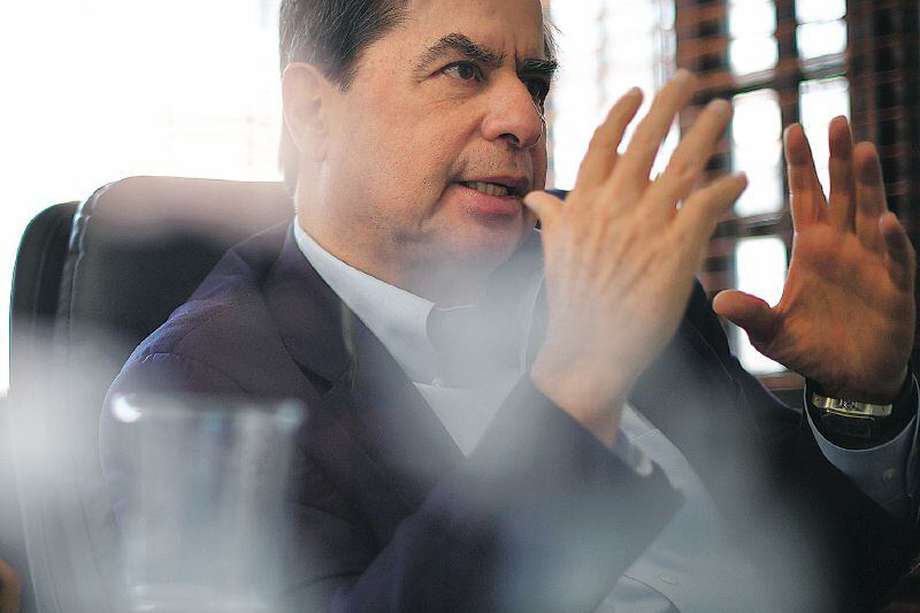 Cristo fue ministro del Interior durante el gobierno Santos y estuvo en el Congreso entre 1998 y 2014. 
