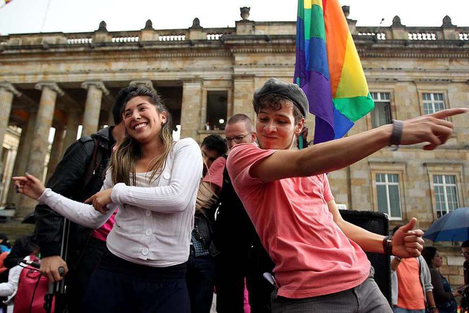 Personas que apoyan el matrimonio entre parejas del mismo sexo se reúnen frente al Congreso de la República.