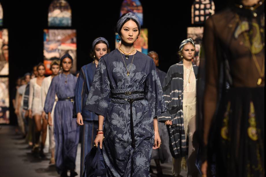 Modelos presentan creaciones Dior durante el Paris Fashion Week.
