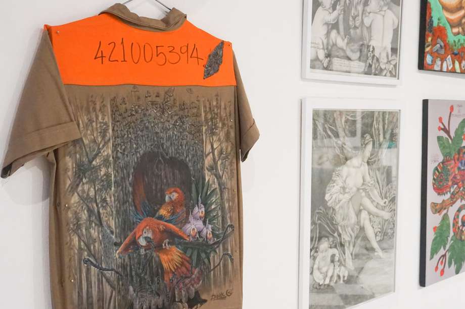 Una de las obras seleccionadas del Salón BAT. En la foto, el uniforme de un hombre preso que quiso convertir "su cotidianidad en arte".