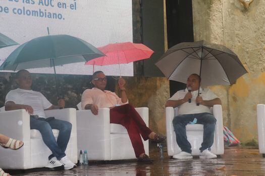 De izquierda a derecha: Luis Fernando Barreto, Uber Banquez ("Juancho Dique"), y Sergio Córdoba ("120" o "El Gordo"), ante la Comisión de la Verdad.