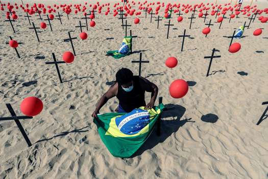 La icónica playa de Copacabana en Brasil se ha llenó de cruces el año pasado por las víctimas del coronavirus. 