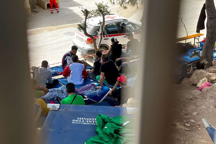 Varios inmigrantes recluidos en el único centro de acogida de la isla italiana de Lampedusa actualmente. 