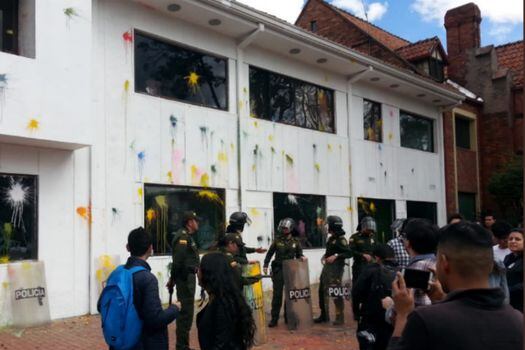 Durante la segunda jornada de movilizaciones estudiantiles, el pasado 8 de noviembre, la sede de RCN Radio volvió a ser atacada.  / Archivo
