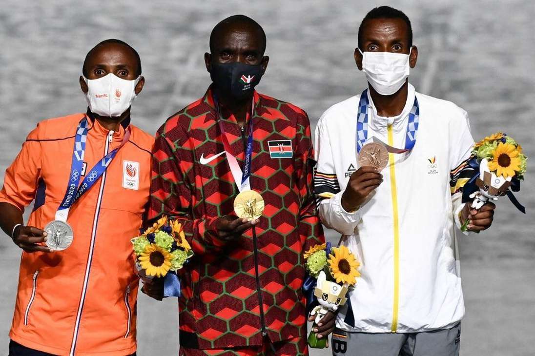 El podio del maratón masculino. De izquierda a derecha: Abdi Nageeye (plata) de Países Bajos Eliud Kipchoge (oro) de Etiopía y Bashir Abdi (bronce) de Bélgica.