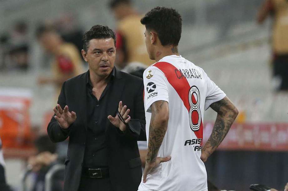 Marcelo Gallardo dando instrucciones al colombiano Jorge Carrascal, cuya infantil expulsión en el primer partido fue definitiva en la eliminación ante Palmeiras.