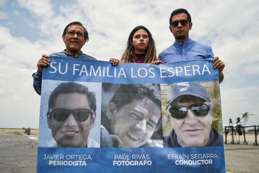 Familiares de Paul Rivas, Efraín Segarra y Javier Ortega viajaron a Cali, el viernes pasado, para esperar noticias sobre sus familiares. Llegaron a Colombia con pancartas y mensajes de solidaridad. / AFP