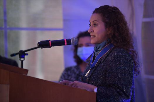 La periodista colombiana Jineth Bedoya recibiendo el Premio a la Libertad de prensa Unesco-Guillermo Cano.