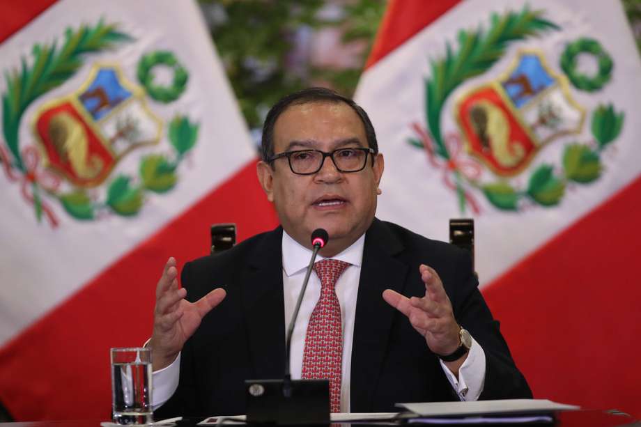 Fotografía de archivo, fechada el 9 de junio de 2023, del saliente primer ministro peruano, Alberto Otárola, durante una conferencia de prensa en Lima. 